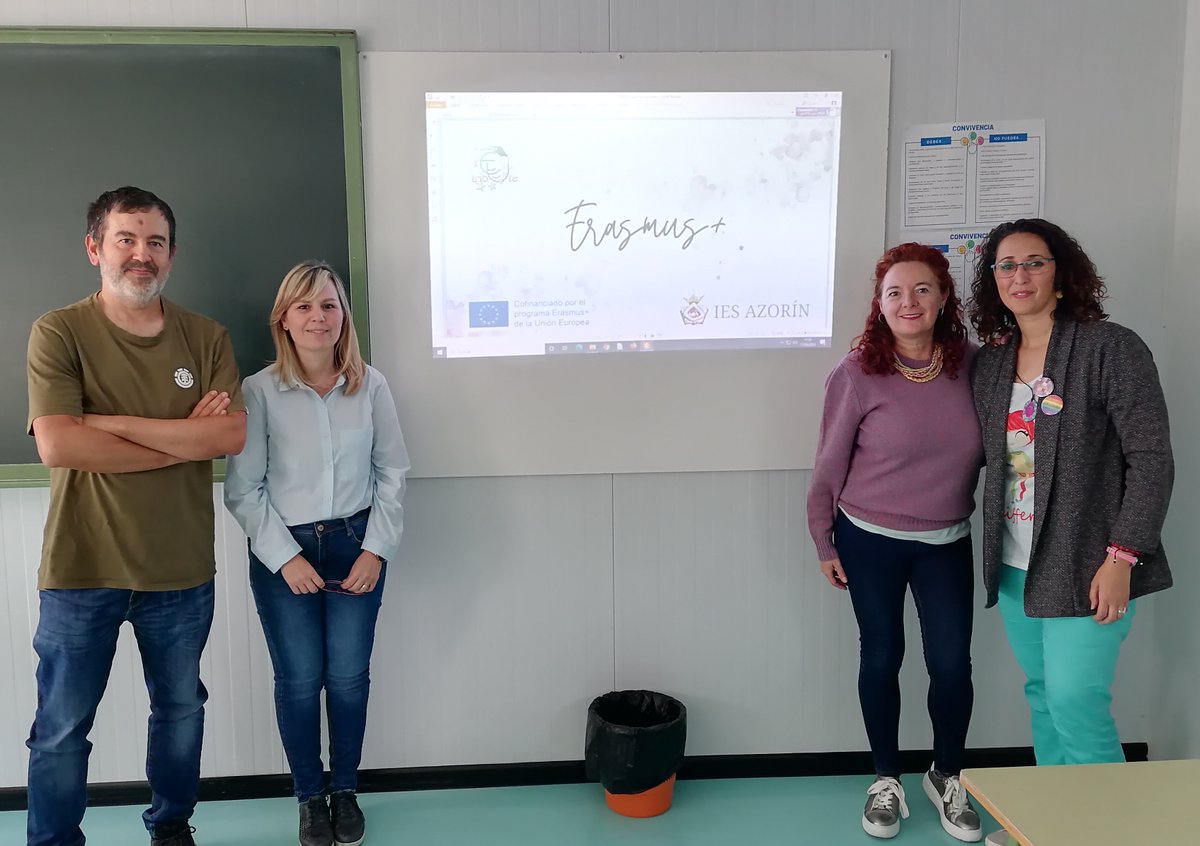 Edutilia's tweet photo. Linguelda: #ErasmusPlus #rEtribUte. Presentación al CEFIRE de Elda #IESAzorín @sepiegob https://t.co/CwhBo0uQn2 https://t.co/b1gyUJcarU