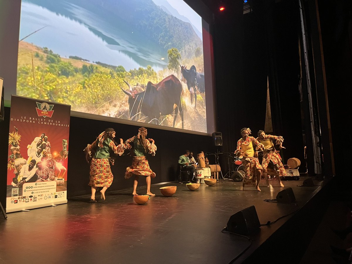MboaParis's tweet image. 🎶 En ce moment à #MboaParis2023, 

Le @balletdiaspora1 pour la première partie de notre concert.

C’est chaud 🔥

#diasporacamerounaise #cameroun #ballet #danse