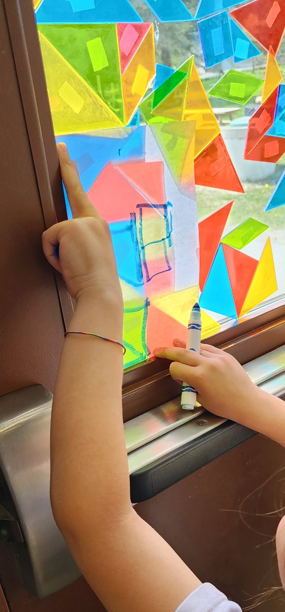 recebriscoe's tweet photo. Experimenting with light and reflection, @tecsouthps in Room 142.  @SCDSBey @SCDSB_Schools #Kindergarten #artwork #science https://t.co/64gE0odj20