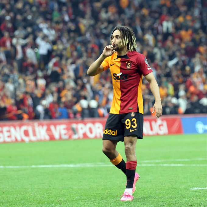 Sacha Boey, bir karşılaşmanın ardından Galatasaray taraftarıyla çoşkulu bir sevinç yaşıyor.