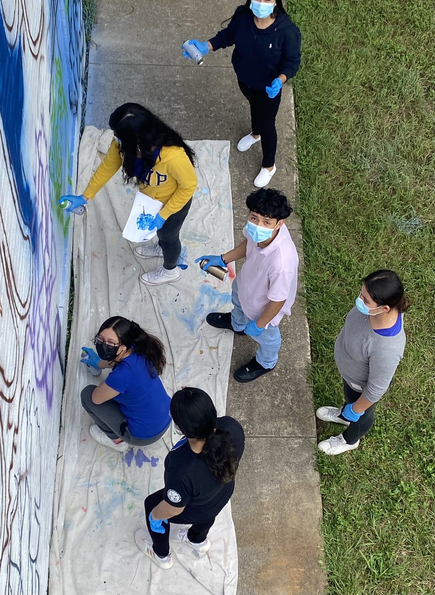 What a honor to go back to @AEMA_JDMS and work with the art students to create an outdoor mural for our school. As always, @OpalHFord is doing an amazing job leading the way. Fantastic team!!! Inspire💚create💚love💚 🎨