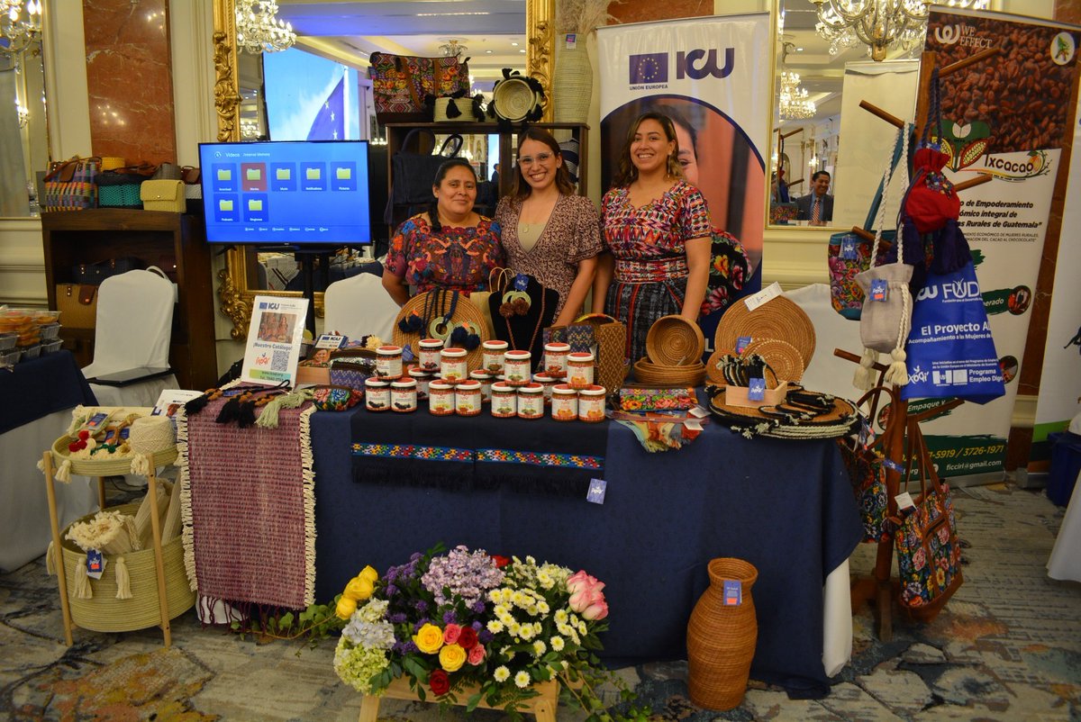 UEGuatemala's tweet photo. El #ProyectoALMA, ejecutado por ICU Italia, con los socios locales FUDI y ACOE, apoya y valora el trabajo, diálogo y #DiversidadCultural de las mujeres pequeñas productoras y artesanas de las áreas rurales de Chimaltenango, Sololá y Sacatepéquez.
#Diálogo #Desarrollo #UEGuatemala https://t.co/P48LWxaYQa