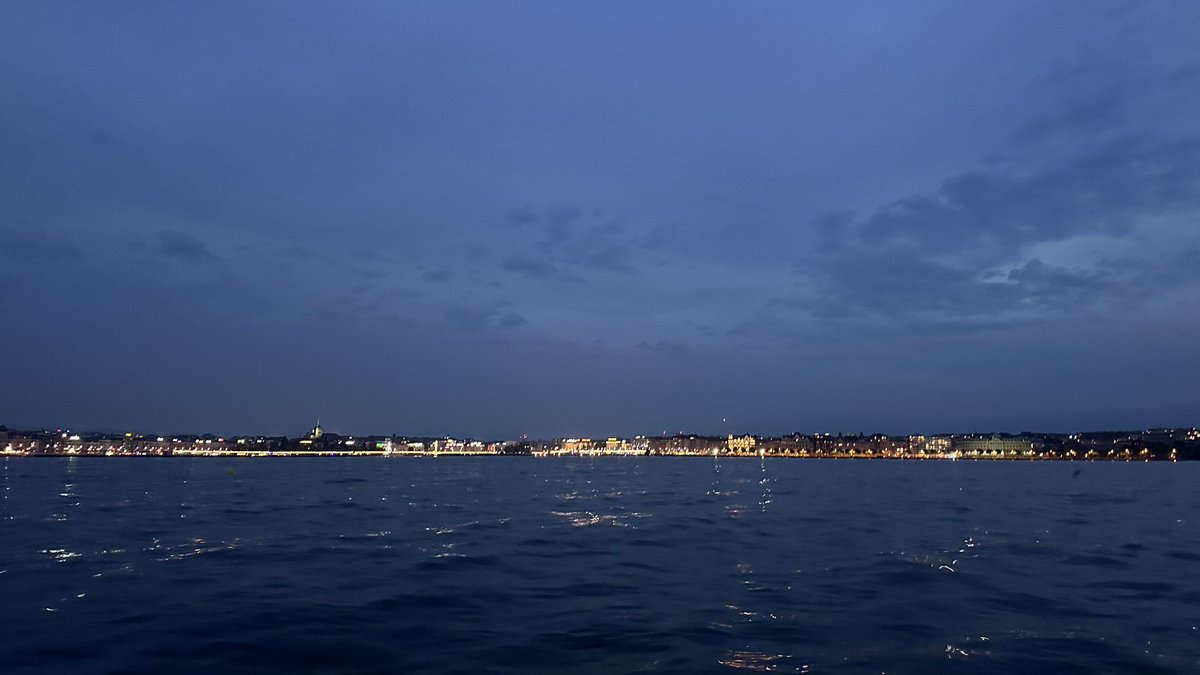 beareda's tweet photo. Genève, une ligne lumineuse entre un bleu clair et un bleu foncé.
⁦@VilleDeGeneve⁩
#FeuOLac https://t.co/LEM0V2Zx7A