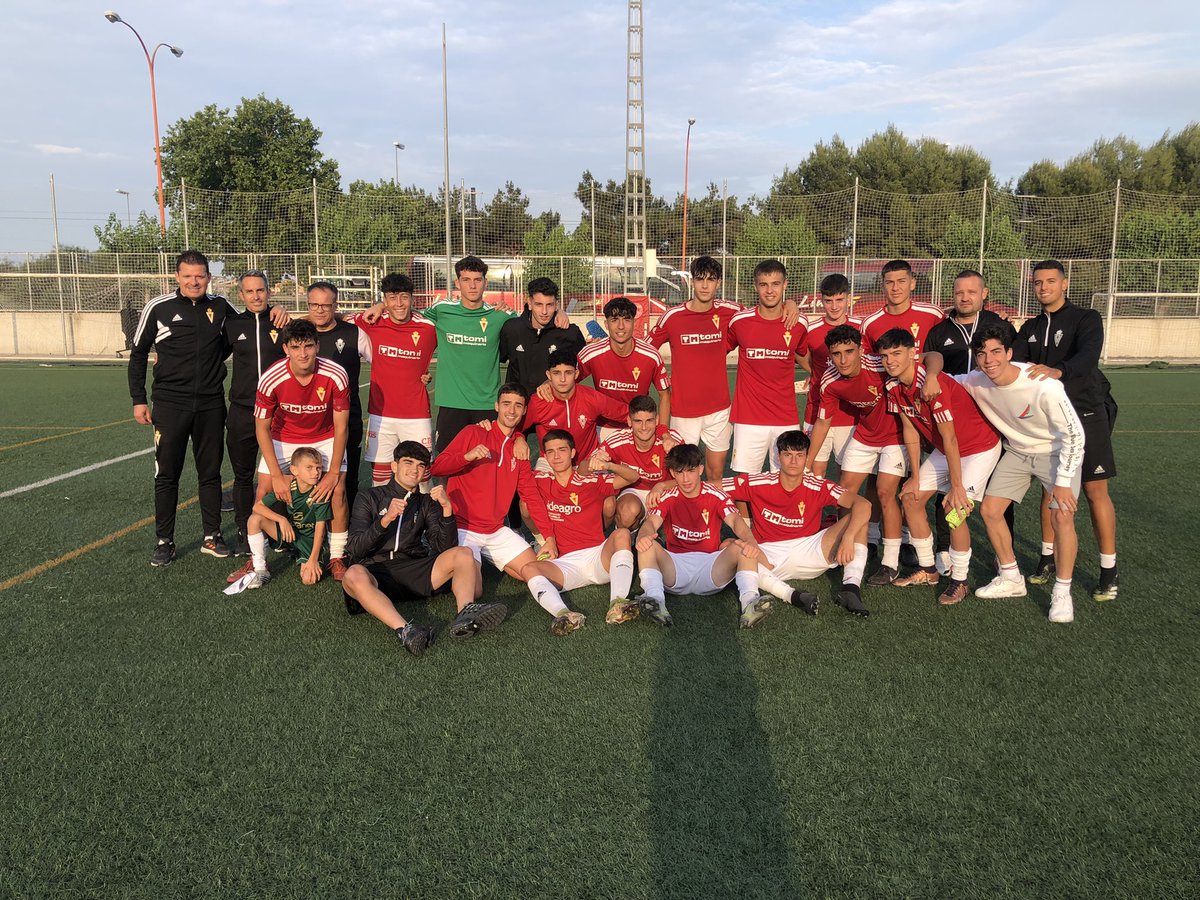 “Victoria contundente que refleja el excelente trabajo realizado a lo largo de la temporada”. ¡ENHORABUENA <a href="/MorillasManu/">Manuel Morillas</a> #ManoloSantos y a todo el equipo, disfrutadlo! #JuvenilB #CanteraGrana ❤️🤍 #ADNGrana <a href="/realmurciacfsad/">Real Murcia CF</a> <a href="/canofeijoo/">FJ Cano Feijoo</a> <a href="/Alenda14/">Pedro A. Alenda</a>