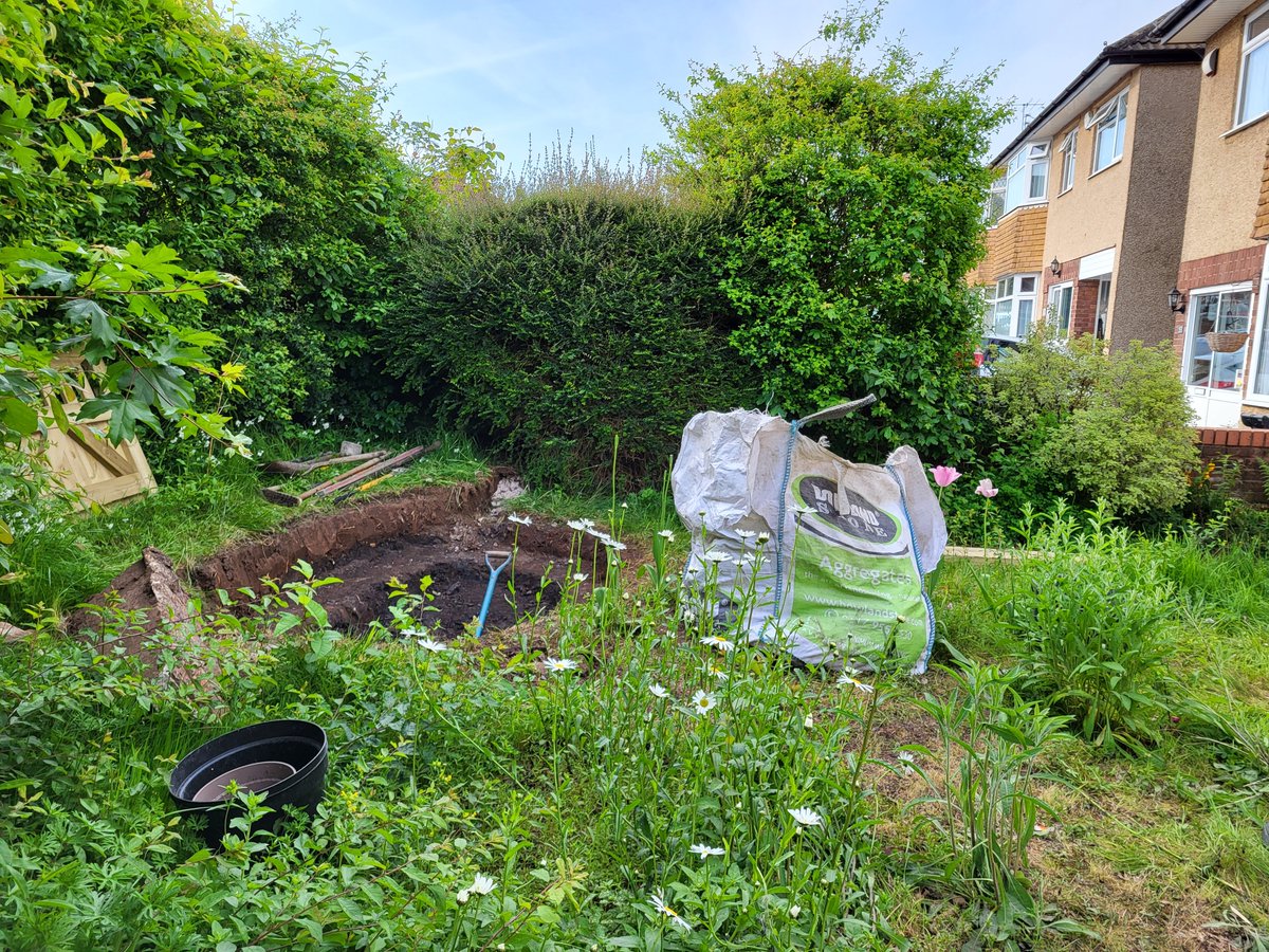 secretgardenweb's tweet image. We&apos;re #constructing a #sleeper edged #pathway and a #wildlifepond in this #bristol #frontgarden 🐸🌸🦋

We can&apos;t wait to see the #paving laid this week!

#bristolgardendesign #bristolgardens #landscapersofinstagram #bristollandscaping #gardendesignideas