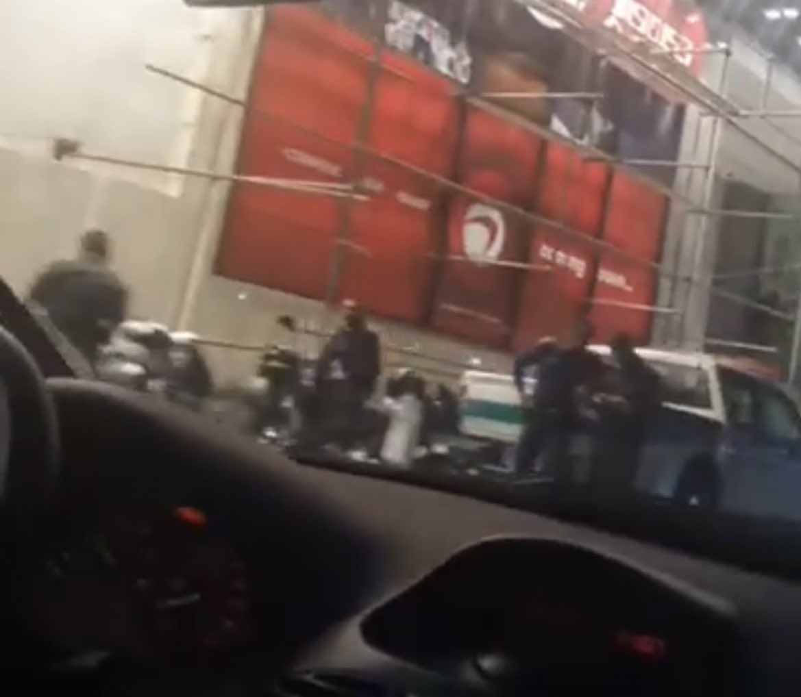 نوچه های خامنه ای امروز از ظهر تو تهرانسر و ستارخان مستقر شدن، به محض تجمع حمله‌ور شدن به مردم.
خودتونم فهمیدید موج جدید انقلاب تو راهه که اینجوری دست و پا می‌زنین؟
#خانه_اصفهان‌ 
#مهسا_امينی