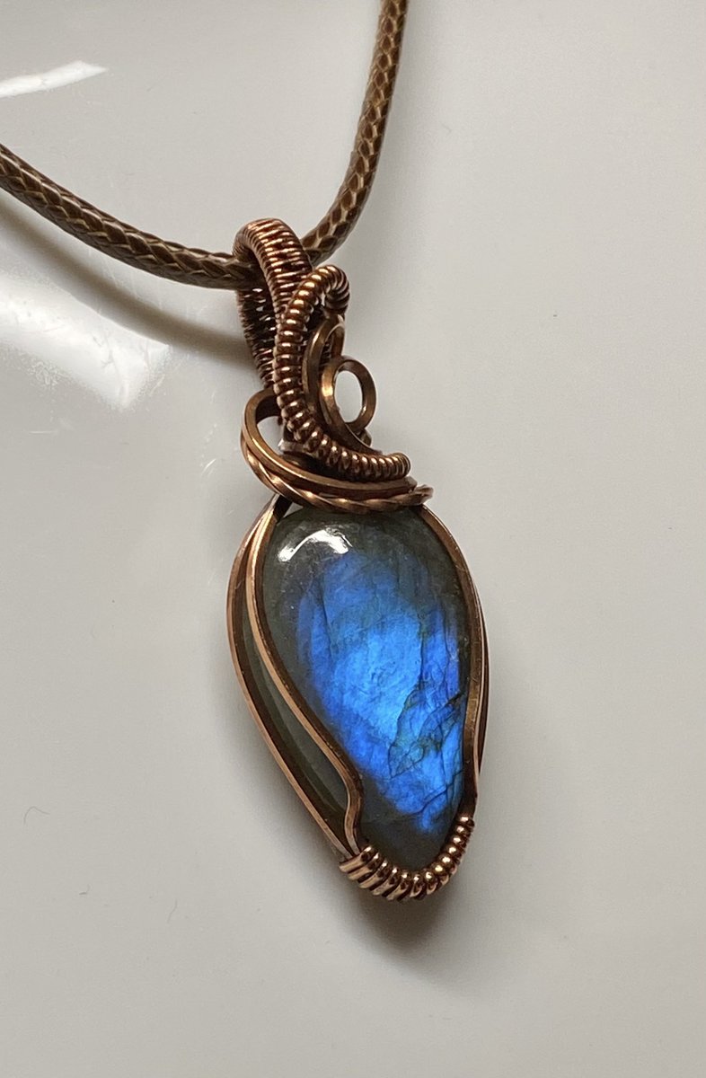 Blue Flash Labradorite & Copper Wire Wrapped Pendant $45 plus shipping.

oldearthminerals.com/shop/p/abalone…

#wirewrappedpendant #wirewrapped #labradorite