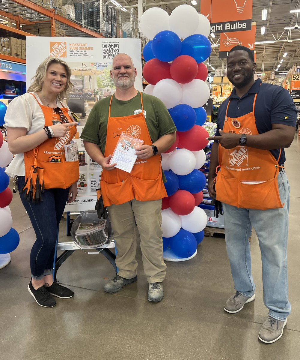 morganwinger3's tweet photo. Congratulations David on your homer award! Thank you for always taking care of our store and customers!! 🤩 #swbuzz https://t.co/MpeiVh6F4F