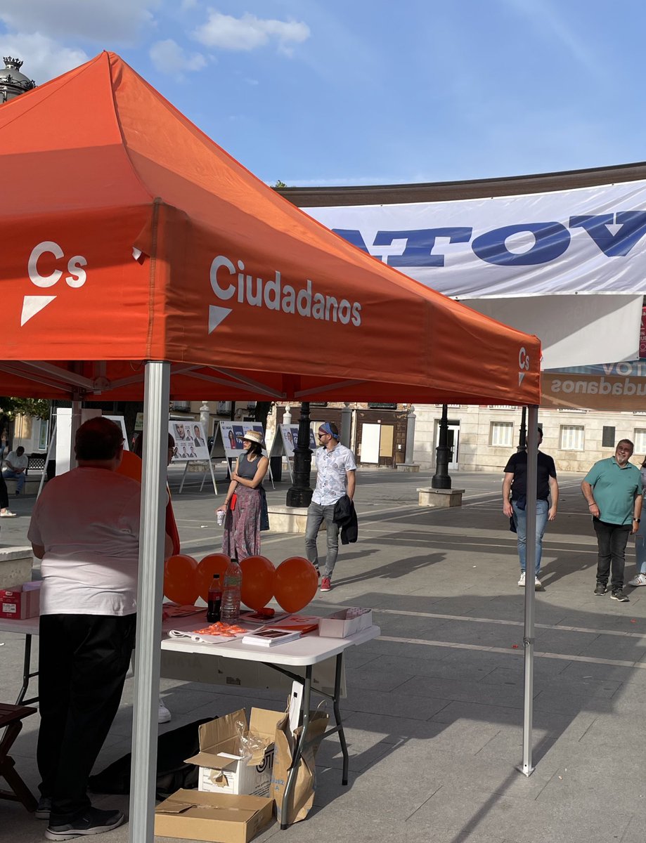 💬 CARPA CIUDADANA
Hoy hemos estado en la Plaza de la Constitución (Ayuntamiento) hablando con nuestros vecinos, recogiendo sus inquietudes e informándolos de nuestro programa para el 28-M. 🍊💪
#PorAranjuez🧡 #PorLosTuyos #NosImportaAranjuez #Libérate