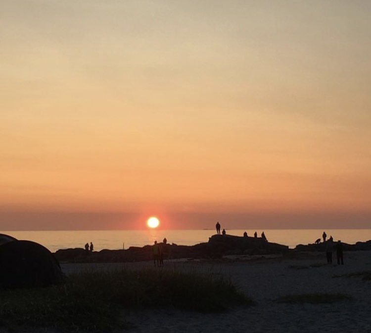 norabries's tweet photo. 20. En stund. En fin kvällsstund på stranden från sankthansaften på Lofoten beach camp ett par år tilbaka. Bästa campen tycker jag. ☀️🏄🏽#lofotenbeachcamp #flakstad #lofoten #ferietips #vårpåminplanet https://t.co/cKmmocx4Gc