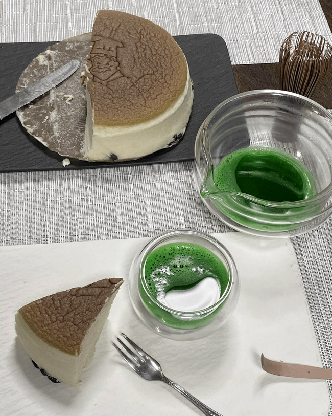 GetMatchaCo's tweet photo. RT Matchaeologist "🍵 A cup of #Matcha and a #CheeseCake 🍰 — Is there a better combination for a relaxing afternoon? Thanks to @ shirakami1969 | @ matchaeologist_jp for sharing with us this #MatchaRitual featuring our Cloud Glass Chawan and Glass #Kat… https://t.co/5GEbpCpVdv"