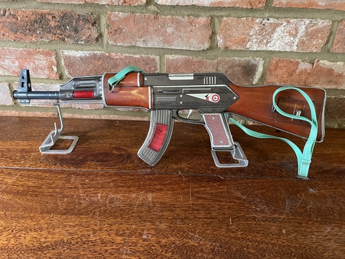 1960's Tin Plate AK47. Unknown maker but probably of Chinese origin. madmantiques.co.uk/webshop/new-st… #ak47 #tinplateguns #tinplatetoys