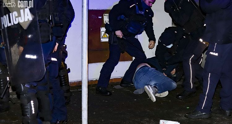 KONFEDERACJA_'s tweet photo. @JanGrabiec @PremierRP Wspólnie z PiS popieraliście zamordystyczny lockdown, obostrzenia, niszczenie gospodarki, a w obronie tych skandalicznych działań miesiącami bito ludzi na ulicach i cenzurowano posłów w Sejmie. Nie protestowaliście, a wręcz biliście brawo.

Także zapomniał wół... https://t.co/ErtujNENqP