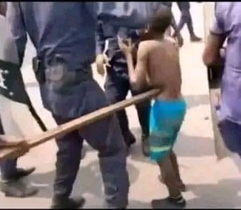 matondo_jerry's tweet photo. Je suis vraiment choqué de voir un mineur tabassé jusqu'à ce niveau par les militaires 😢

Mon pays 🇨🇩🤧 https://t.co/MAFegBg0KD