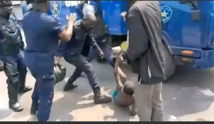 matondo_jerry's tweet photo. Je suis vraiment choqué de voir un mineur tabassé jusqu'à ce niveau par les militaires 😢

Mon pays 🇨🇩🤧 https://t.co/MAFegBg0KD