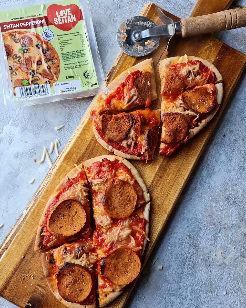 5 Minute Seitan Pizza Pittas 🍕 

Grab a pitta or two, spread on some tomato paste, some vegan cheese and some of our delicious seitan pepperoni🌶 

Pop under the hot grill for 3-4 mins and you've got yourself a pizza pitta😍