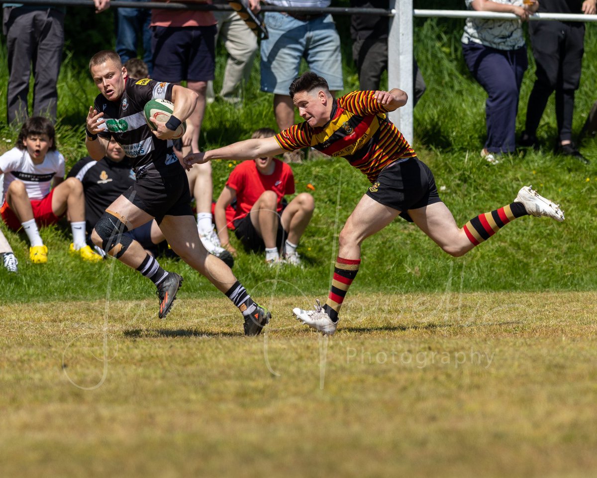 howells_ian's tweet photo. Derby day @cwmbranrfc v @CroesyRFC  
More photos here https://t.co/WNAE4FzSGv https://t.co/XdjyIJ0sSb