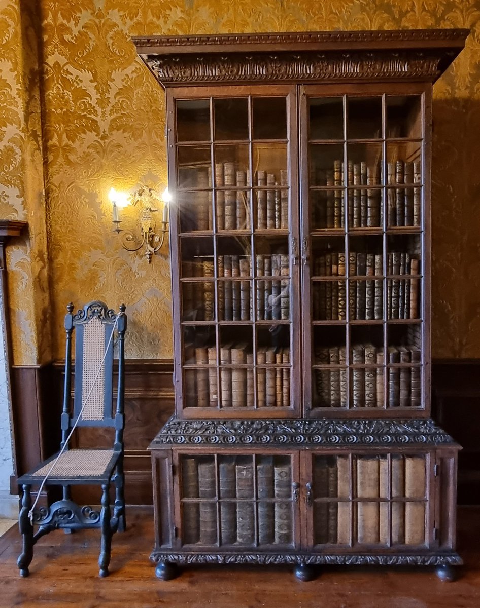 hari962's tweet photo. A copy of Samuel Pepys bookcase in Dyrham Manor #Dyrham https://t.co/xdQoOh9nrG