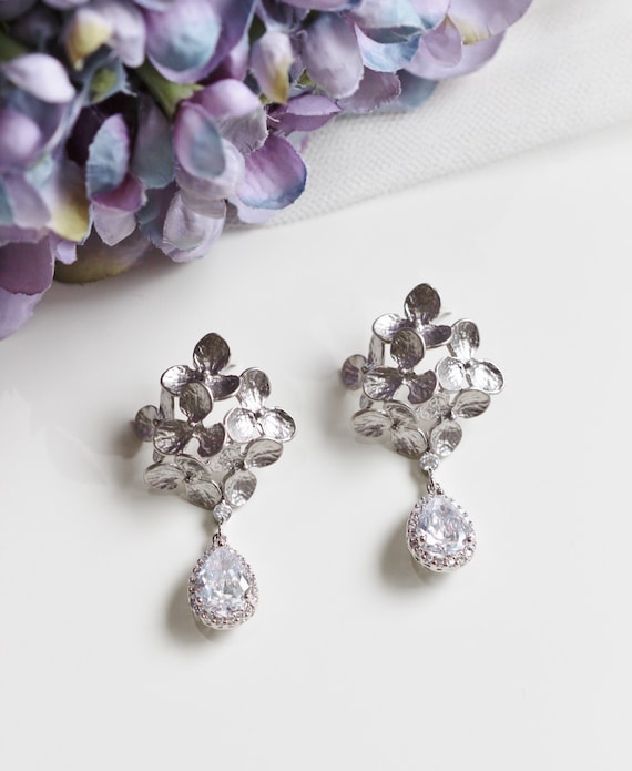 sherrydow427's tweet image. NEW Floral Bridal Earrings, Drop Crystal Earrings, etsy.me/3trv80P #weddingearrings #romanticwedding #hydrangeaearrings @etsymktgtool