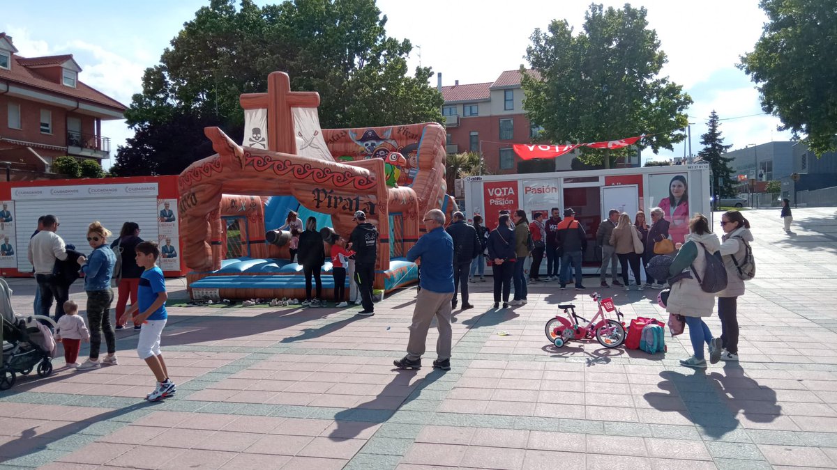 Hoy hemos tendido actividad para los pequeños al lado de la caseta. 

Mucha afluencia, buena acogida y mucho interés en conocer nuestras propuestas 

<a href="/AlbaAcero/">Alba AE</a> 🌹

#VotaPasiónPorArroyo ♥️
#VotaLoQuePiensas 
#VotaPSOE
