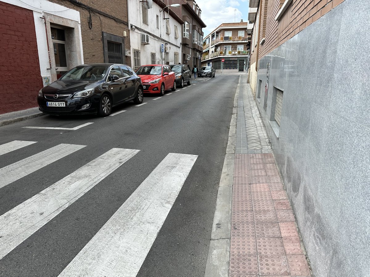 giraldeo's tweet image. ¿Qué es eso de revertir la prioridad en el espacio público? Mirad esta imagen, ¿cómo es posible que una calle así tenga dos aceras (por llamarlas de alguna forma) de menos de un metro, que no cumplen normativa de accesibilidad, y sin embargo sí haber espacio suficiente para los…