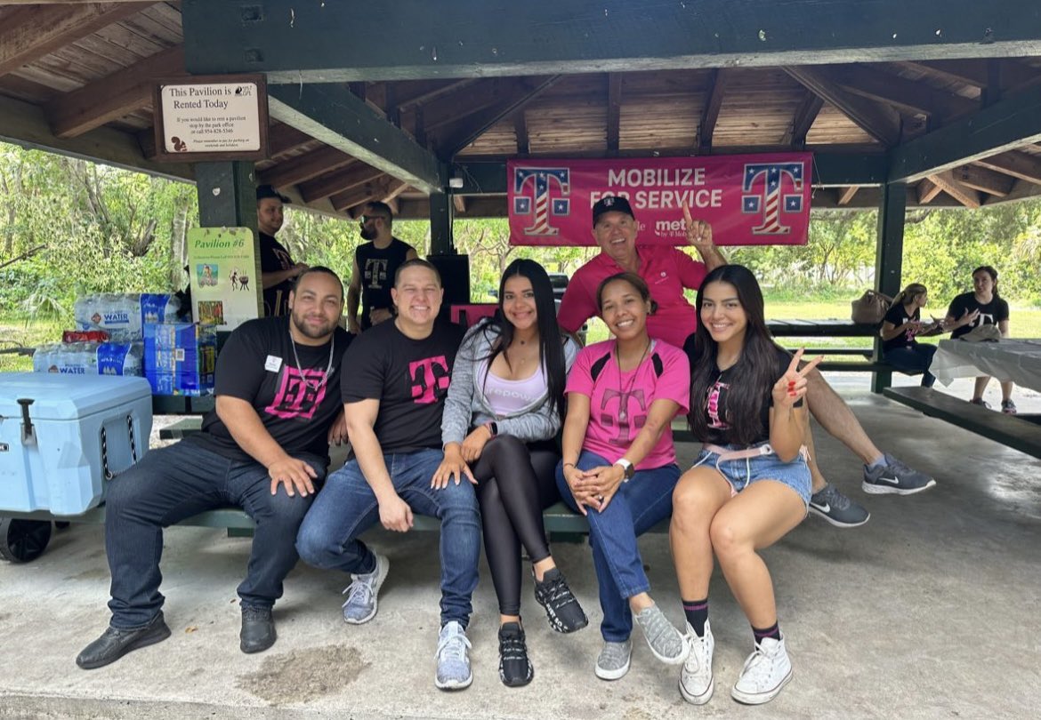 I want to thank our veterans, active troops & their families. 2nd, my fellow VAN leads and DE&I council and 3rd I want to thank our T-Mobile fam for coming to support our 3rd annual VAN picnic🇺🇸 @pattyc101 @LyBlee @DavidP_TMO @denilson810 @MJnFla @Jess_Gonzalez23 @magentabritt