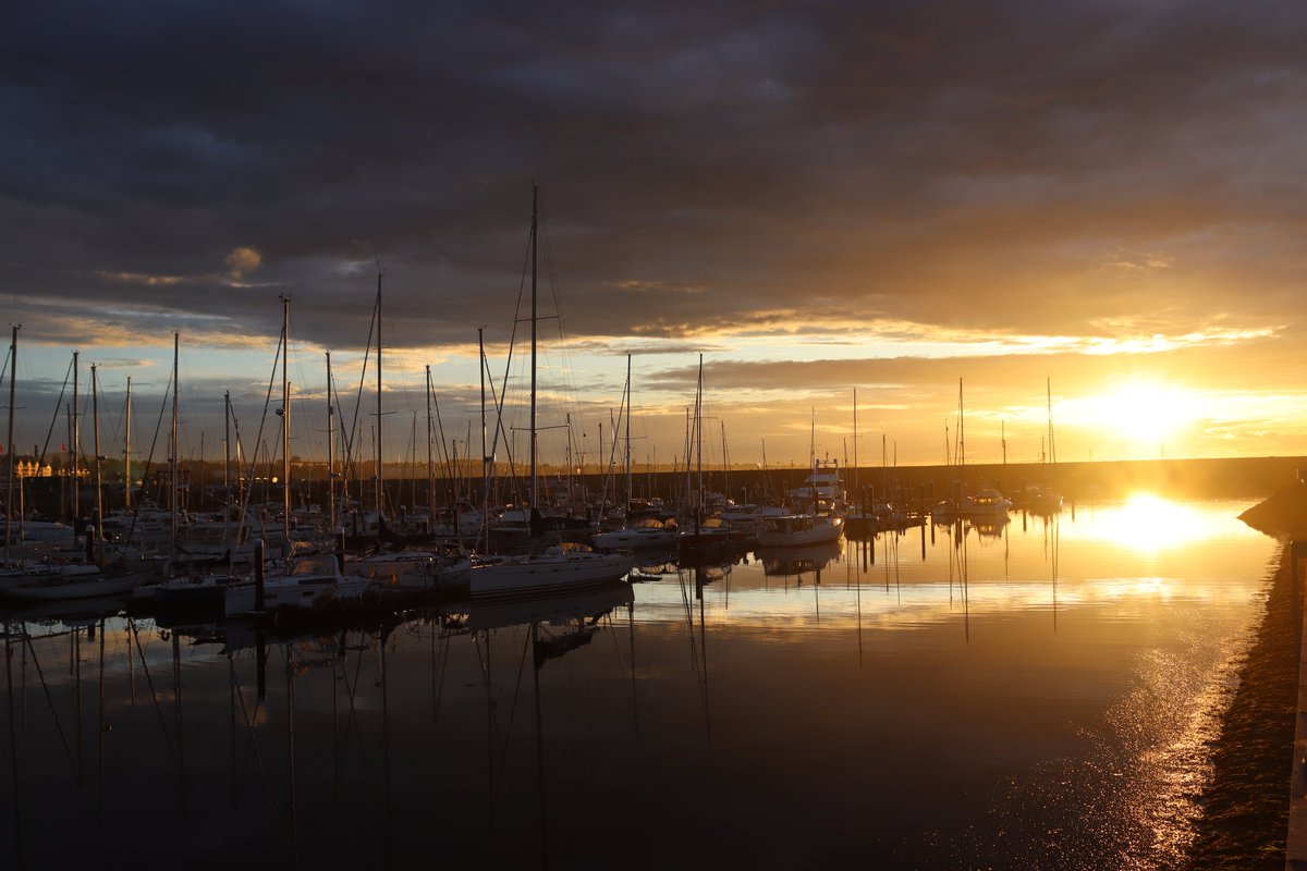 NiamhatMU's tweet photo. Busy day and didn't get out to walk this evening so here's another May evening on #DunlaoghairePier #AlwaysAmazing
#MarinaBreakwater
#Dunlaoghaire
#GoneWalkAbout https://t.co/wqiN9n6pcm
