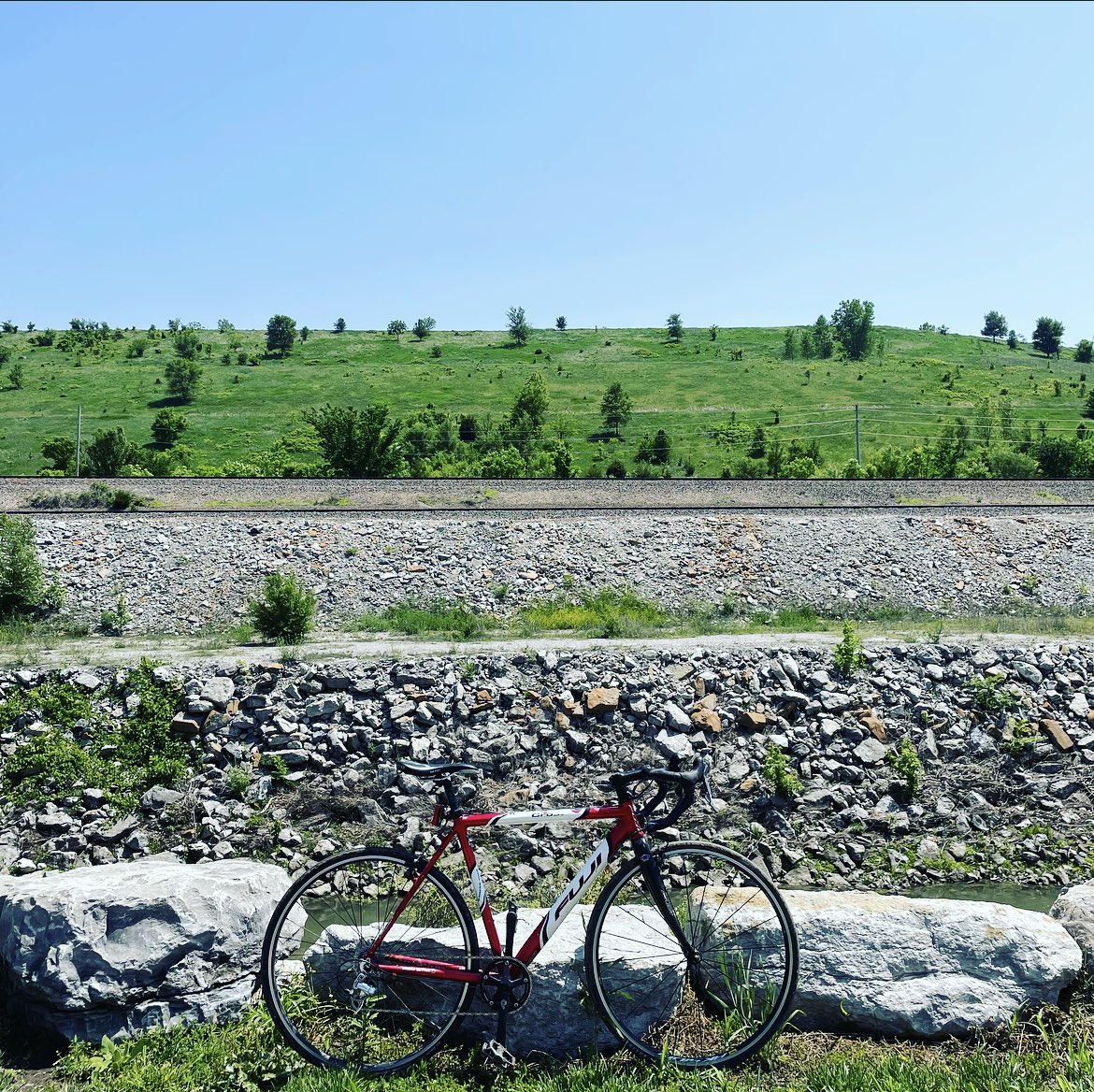 gwoodEDU's tweet photo. Year 13 on a used 2004 frame - Still out here listening for the secret, searching for the sound - Here’s to more adventures this summer
#redfuji @FujiBikes #fujibikes #unbrokenchain #gratefuldead https://t.co/Qam8Jv9eW6