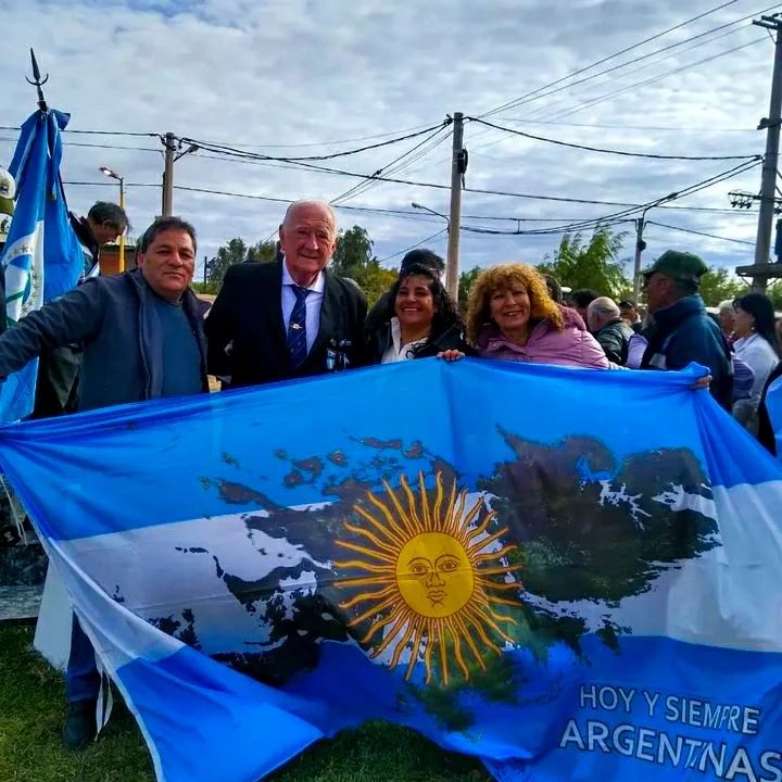 FuerzaLibCente's tweet photo. 🇦🇷 #MalvinasArgentinas
Nuestro concejal electo, Rubén Arias y los Leones de Centenario, tuvieron el placer de estar presentes en la inauguración del monumento en honor a los 323 caídos en el hundimiento del Crucero General Belgrano, ocurrido el 2 de Mayo de 1982. https://t.co/ghkf5KXfIb