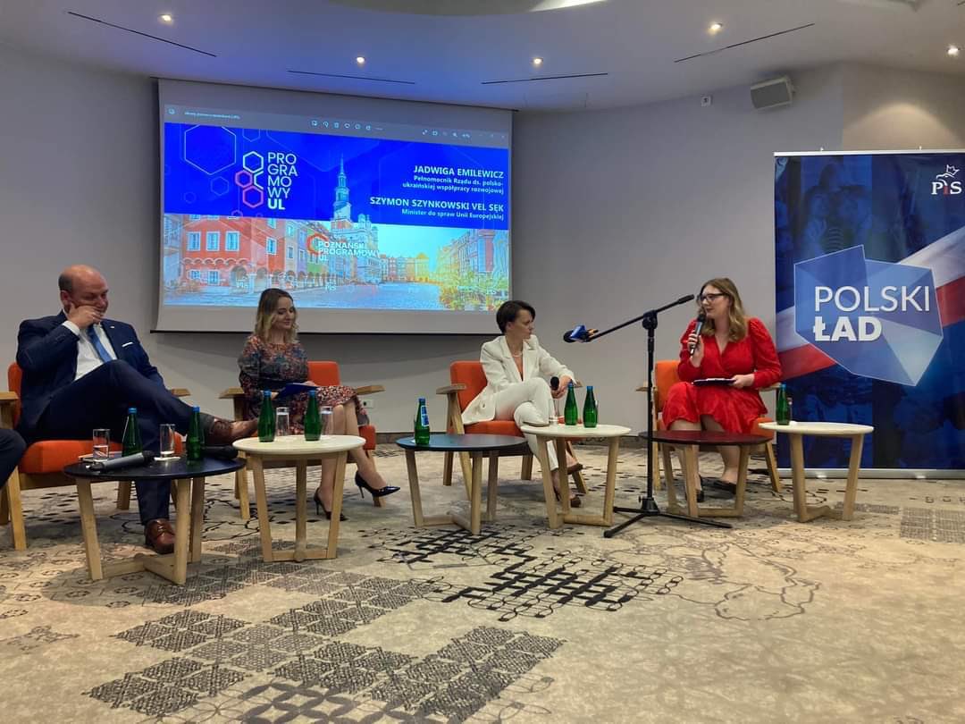 NatJanikowska's tweet image. Poznański #programowyUL za nami 🐝wraz z @SzSz_velSek oraz @JEmilewicz rozmawialiśmy o programie @pisorgpl dla Polski 🇵🇱 miałam przyjemność współprowadzić spotkanie wraz z @StrzeleckaKlaud oraz #SzymonKurpisz