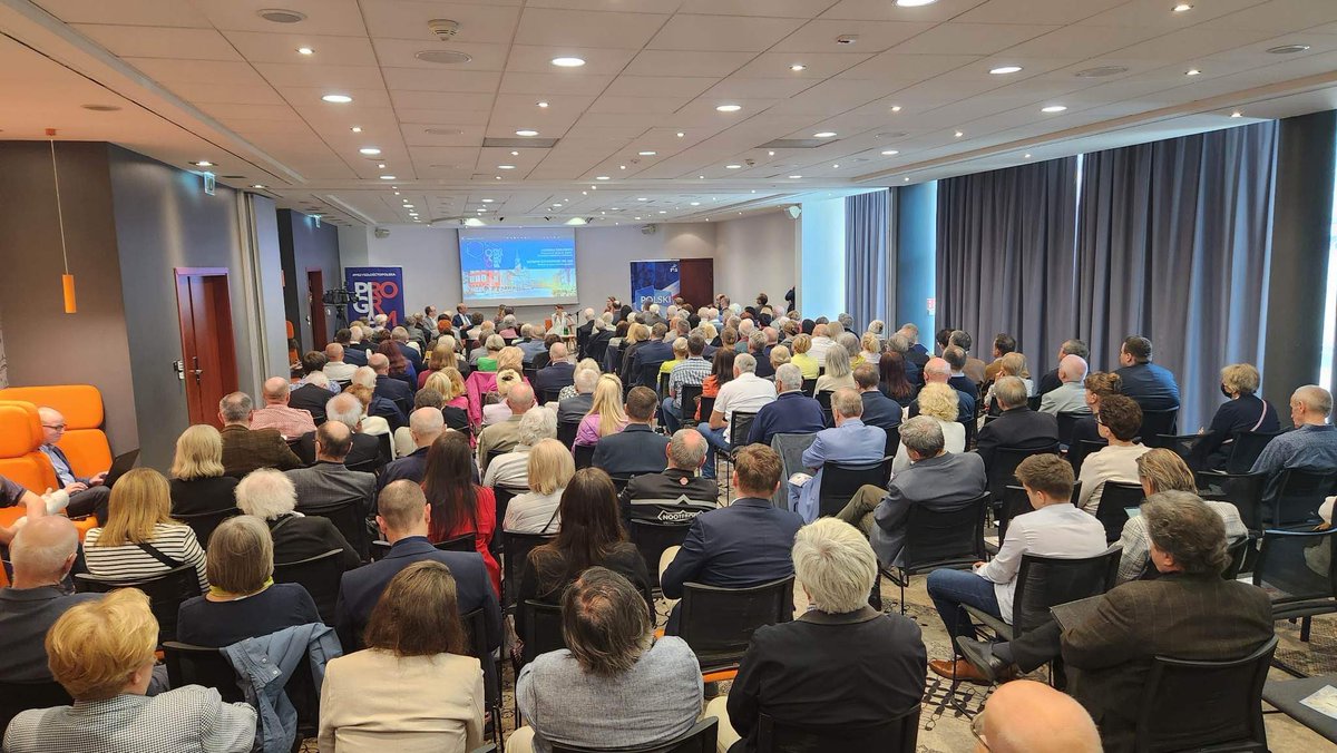 NatJanikowska's tweet image. Poznański #programowyUL za nami 🐝wraz z @SzSz_velSek oraz @JEmilewicz rozmawialiśmy o programie @pisorgpl dla Polski 🇵🇱 miałam przyjemność współprowadzić spotkanie wraz z @StrzeleckaKlaud oraz #SzymonKurpisz