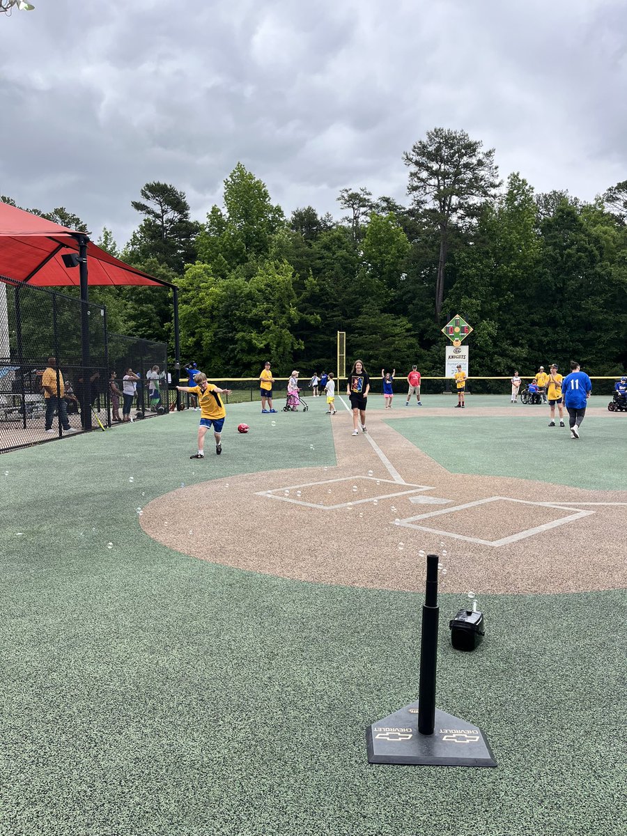 HeasletNoelle's tweet image. Max ran, danced, jumped, and celebrated all the way down the 3rd baseline to home plate!  ❤️⚾️#miracleleaguebaseball #gomaxgo