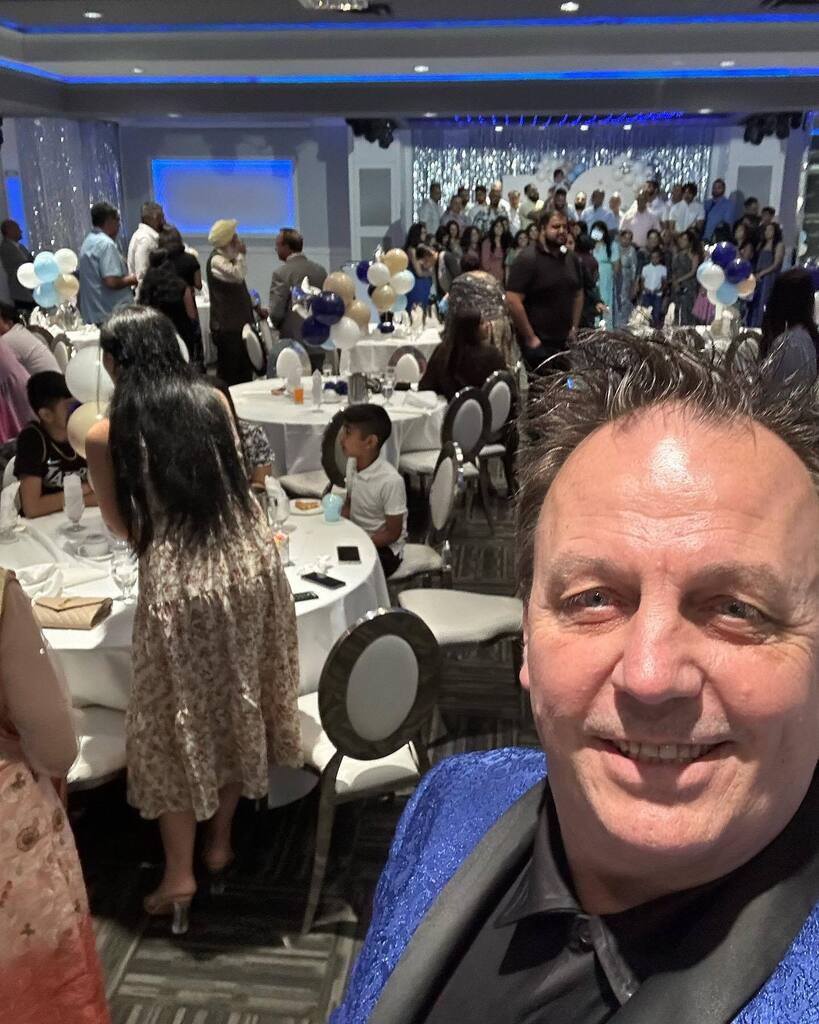 ChrisYuill1's tweet photo. Just about to perform at Ultimate Banquet hall. 
#magic #awesome #royalbluemagicsuit
#corporatemagician #magicalentertainer #vancouvermagician #magiclife #ilovemyjob #magician #entrepreneur #corporate #entertainer #entertainment https://t.co/wey65WFoX4 https://t.co/pGOhC0egjC