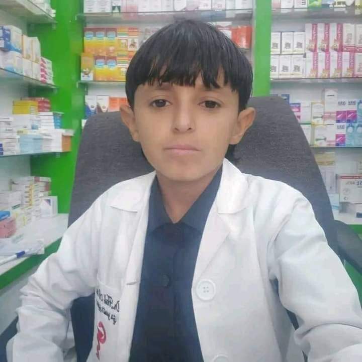 ScreenMix's tweet photo. طبيب يمني يعجز عن إقناع الناس أنه طبيب ...

في واحدة من أغرب الحالات على الإطلاق ، يتميز هذا الصيدلاني اليمني ، هايل السودي ، بجسد في عمر 10 سنوات ، رغم تجاوزه سن" الثلاثين عامًا " وهو حاصل على شهادة ماجستير

وحكى الصيدلاني السودي قصته، قائلًا إنه تعرض لحادث سقوط من الدور الثاني، وهو في سن العاشرة، ما أدى إلى تو��ف نموه .!