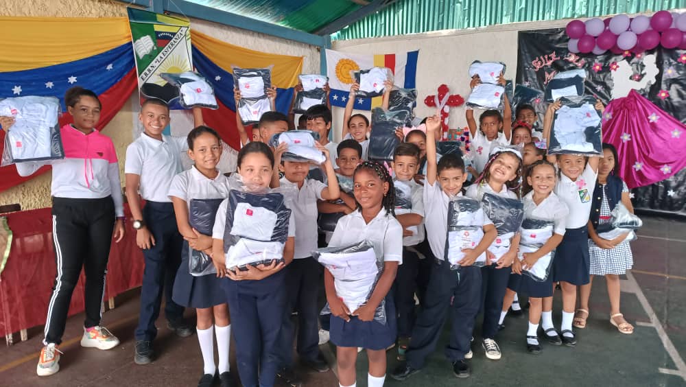 #EnCifras 🔢 | 332 estudiantes de la Escuela Básica Bolivariana Nacional La Esperanza, de Catia La Mar, estado La Guaira, reciben dotación de uniformes del Plan Textil Comunal, lo que beneficiará al 100% de la población estudiantil

#ComunaONada 
#1x10ContactoConElPueblo