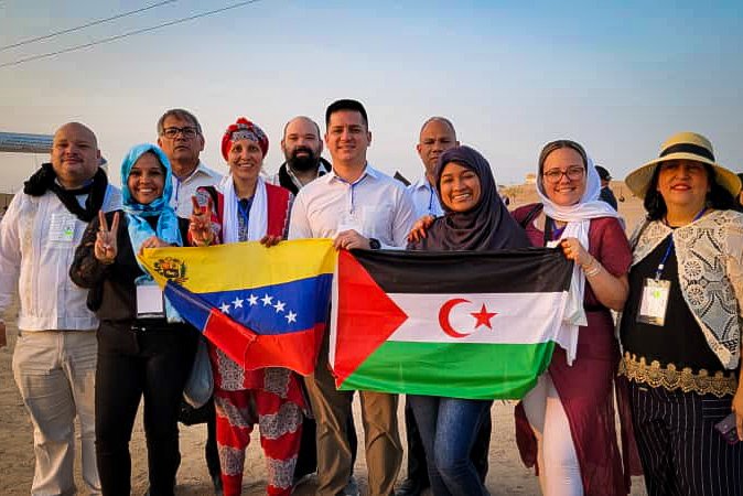 saharalibrevzla's tweet photo. Pueblo, Partido y Gobierno venezolano desde la Wilaya de Auserd en apoyo al valiente pueblo saharaui y celebrando el 50 aniversario del inicio de la lucha armada, POLISARIO VENCERÁ!
#SaharaLibre #saharalibrevzla
@NicolasMaduro https://t.co/UfYTVmfHmE