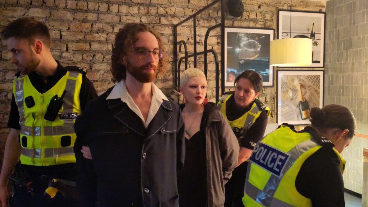 🚓 ARREST UPDATE! 🚓

Police are in attendance at several restaurants and arrests have already been made at Cali Bruich in Glasgow. 

Like you and I, these people taking action care deeply about animals, nature and the future of our planet. We must stand (or sit!) together. There…