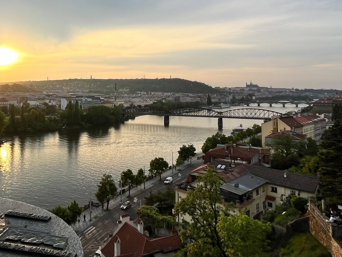 SandraKyle_'s tweet image. Beautiful sunsets and good times in my #Prague tonight #trainbridge  #vlatava #SummerVibes