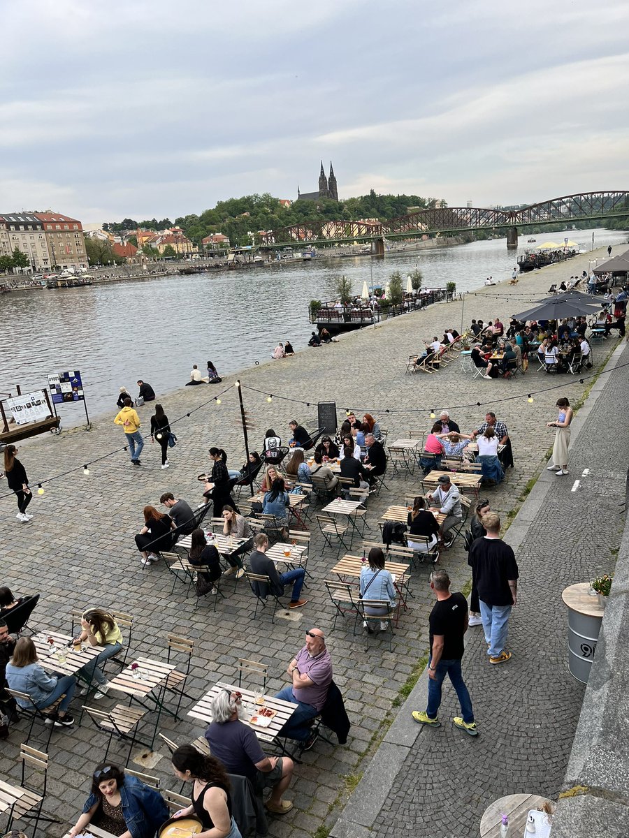 SandraKyle_'s tweet image. Beautiful sunsets and good times in my #Prague tonight #trainbridge  #vlatava #SummerVibes