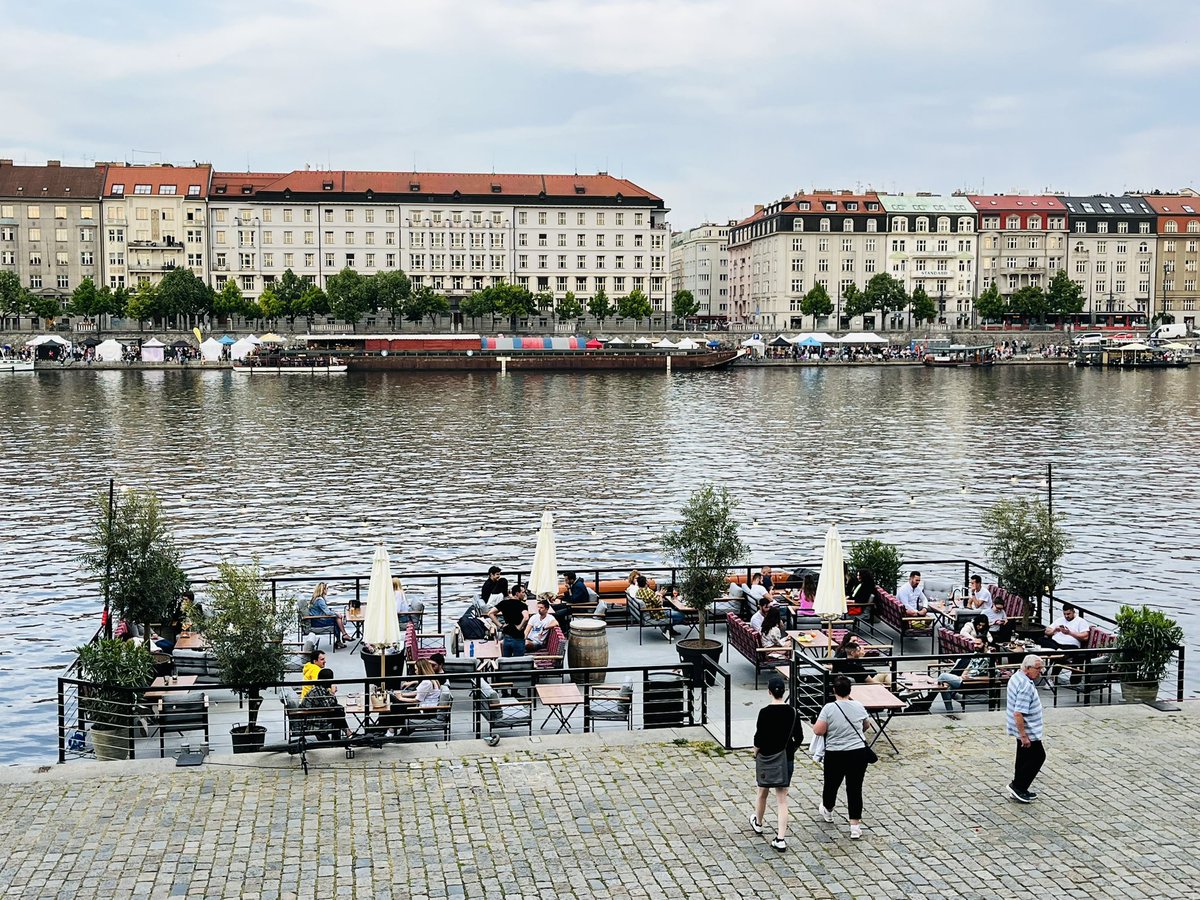 SandraKyle_'s tweet image. Beautiful sunsets and good times in my #Prague tonight #trainbridge  #vlatava #SummerVibes