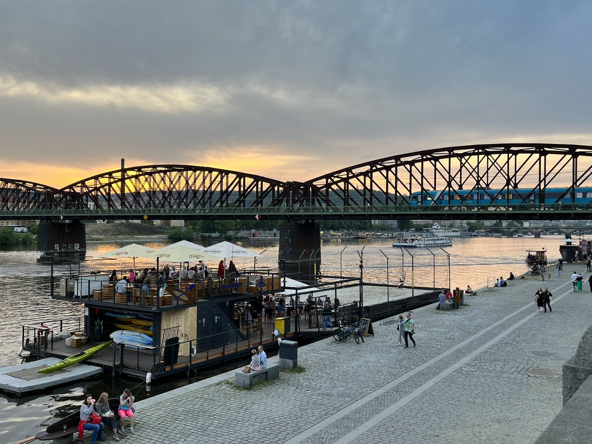 SandraKyle_'s tweet image. Beautiful sunsets and good times in my #Prague tonight #trainbridge  #vlatava #SummerVibes