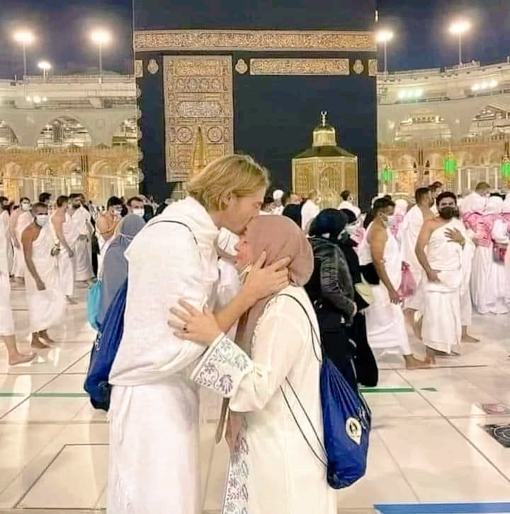 poolsharkb7's tweet photo. #French TV star (#DylanThierry) announces his conversion to Islam with his mother after performing #Umrah He appeared kissing his mother's head in a picture of a tweet.
 A picture with my mother who taught me #Islam https://t.co/aMaF68dcEM