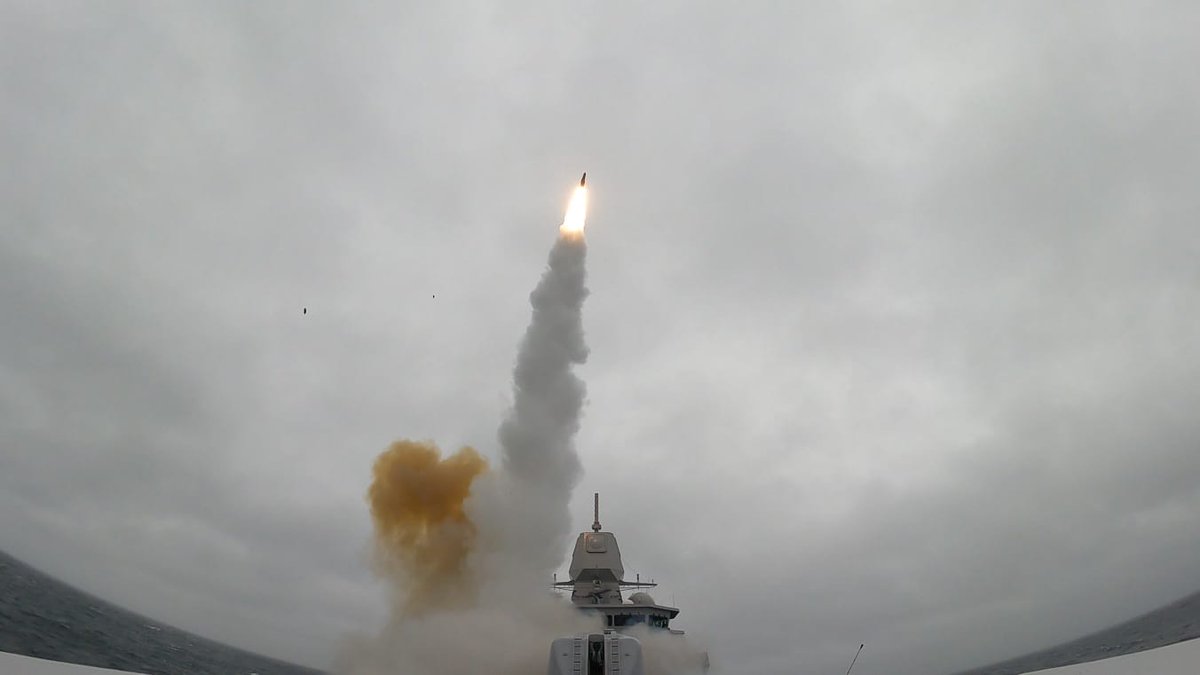 STRIKFORNATO's tweet image. While operating in the North Atlantic Ocean in support of exercise #FormidableShield23, @kon_marine frigate HNLMS Tromp (F 803) 🇳🇱 fired 💥 an SM-2 against a subsonic target in defence of the force. 🛡️