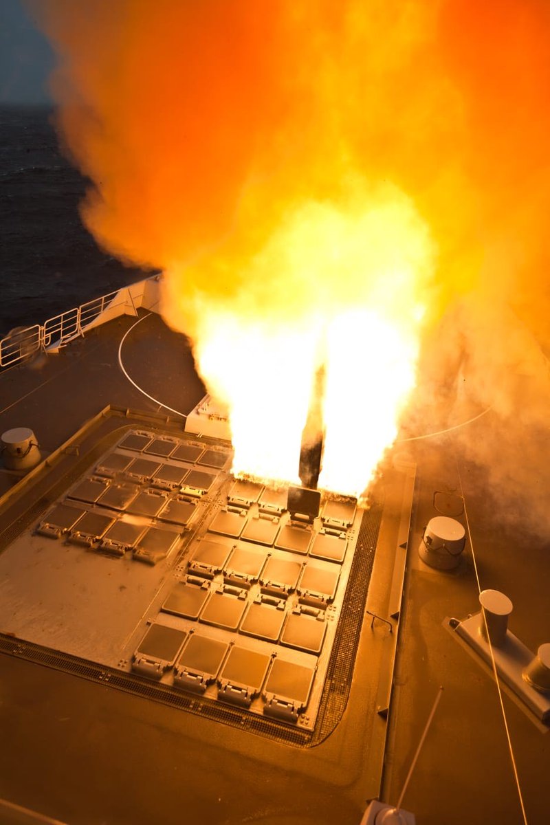 STRIKFORNATO's tweet image. While operating in the North Atlantic Ocean in support of exercise #FormidableShield23, @kon_marine frigate HNLMS Tromp (F 803) 🇳🇱 fired 💥 an SM-2 against a subsonic target in defence of the force. 🛡️