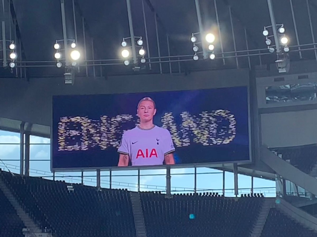 keelsb24's tweet photo. Talk about a great day to go and support @Bethany_Eng15 was so lovely to see the fans appreciate her, she’s such an amazing person I’m so glad they have got behind her! Hanging around hour and bit for 1 last wave on the coach to satisfy Jamie lea 🙈 https://t.co/fx8t78BIFQ