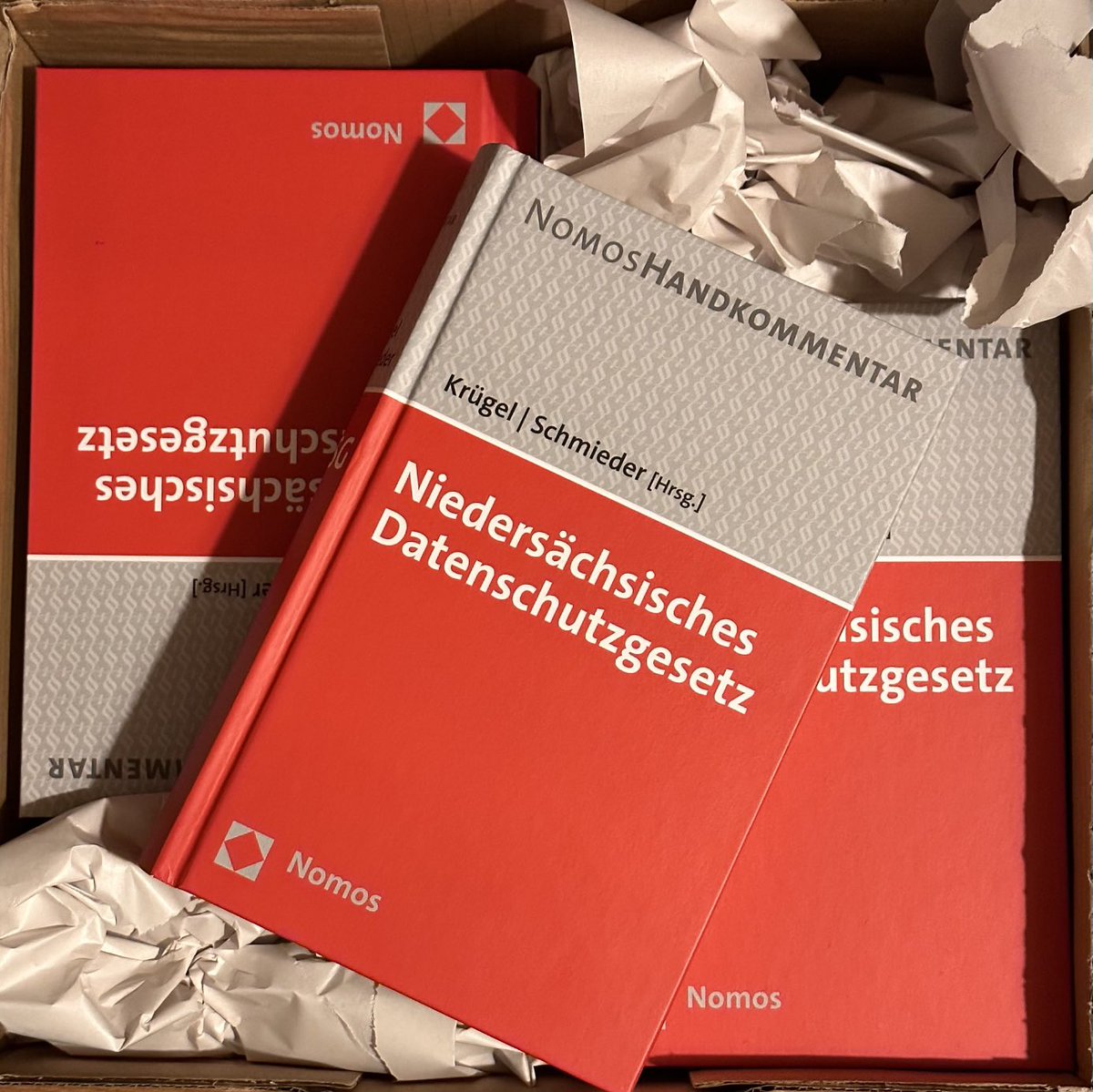 Überraschung vom Paketdienst am Samstag: „Unser“ Kommentar zum Niedersächsischen #Datenschutzgesetz ist da und ab sofort beim ⁦<a href="/NomosVerlag/">Nomos Verlag</a>⁩ lieferbar. #Datenschutz #DSGVO #NDSG