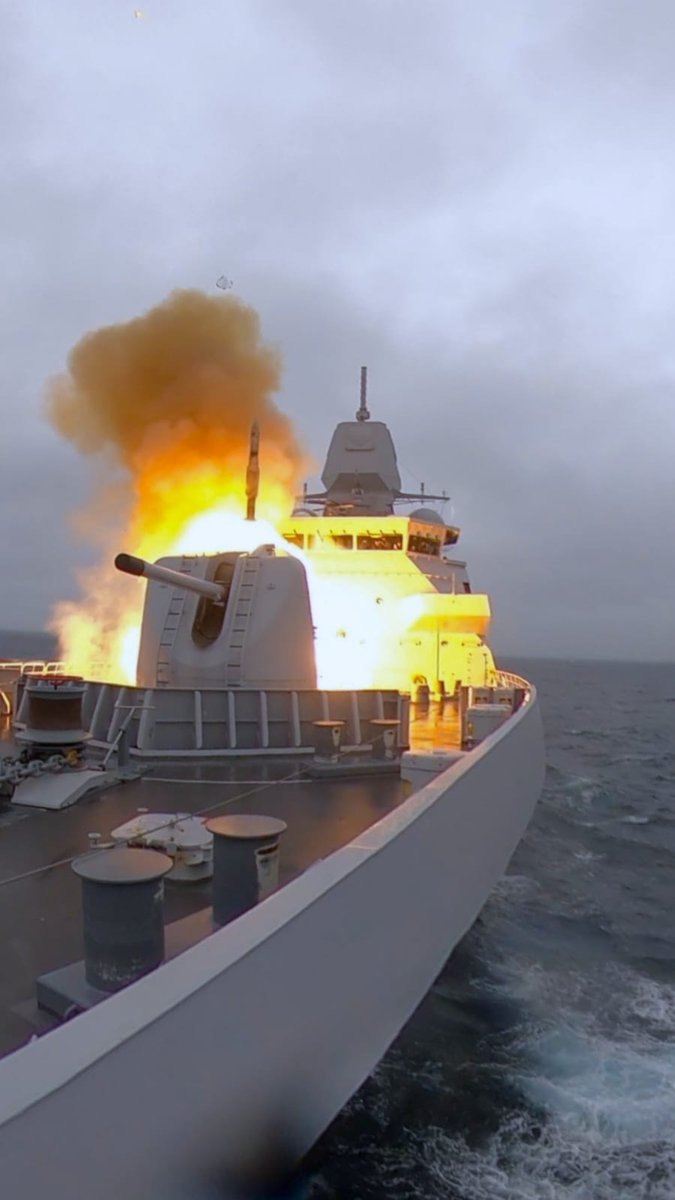STRIKFORNATO's tweet image. While operating in the North Atlantic Ocean in support of exercise #FormidableShield23, @kon_marine frigate HNLMS Tromp (F 803) 🇳🇱 fired 💥 an SM-2 against a subsonic target in defence of the force. 🛡️