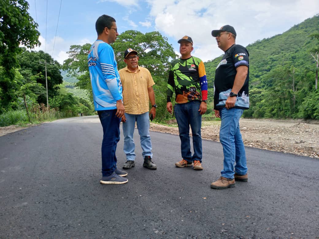 AdolfoP_Oficial's tweet photo. #20May El equipo de @secretariaopsv se encuentra pasando revista a los trabajos de vialidad que se ejecutan en Campo Solo, Duaca. @InvilaraOficial https://t.co/iSubZCRqgT