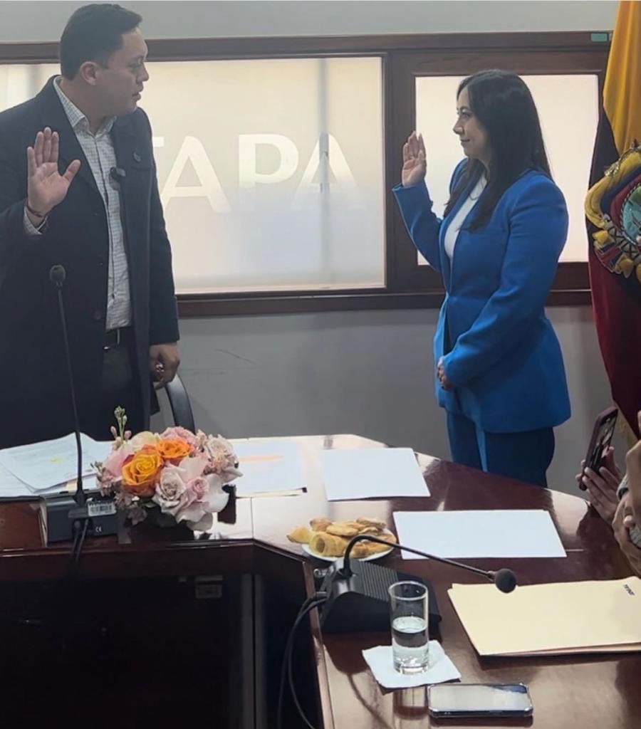maveronicapolo's tweet photo. Gracias Alcalde @czamoramatute por la confianza que me brinda como gerente de @ETAPAOficial. Asumo con responsabilidad el compromiso de trabajar por la empresa orgullo de las cuencanas y cuencanos. https://t.co/2HladCNnZJ