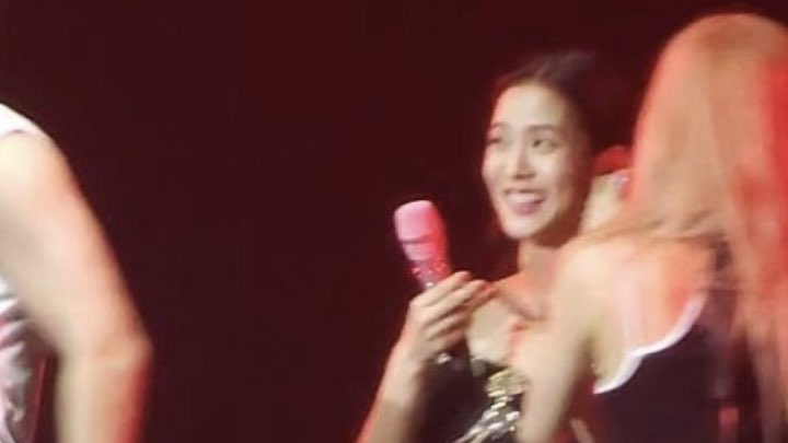 this cute sequence of jisoo sad about losing her barrette, rosé looking for it, finding it and then putting it back in jisoo's hair 🥹